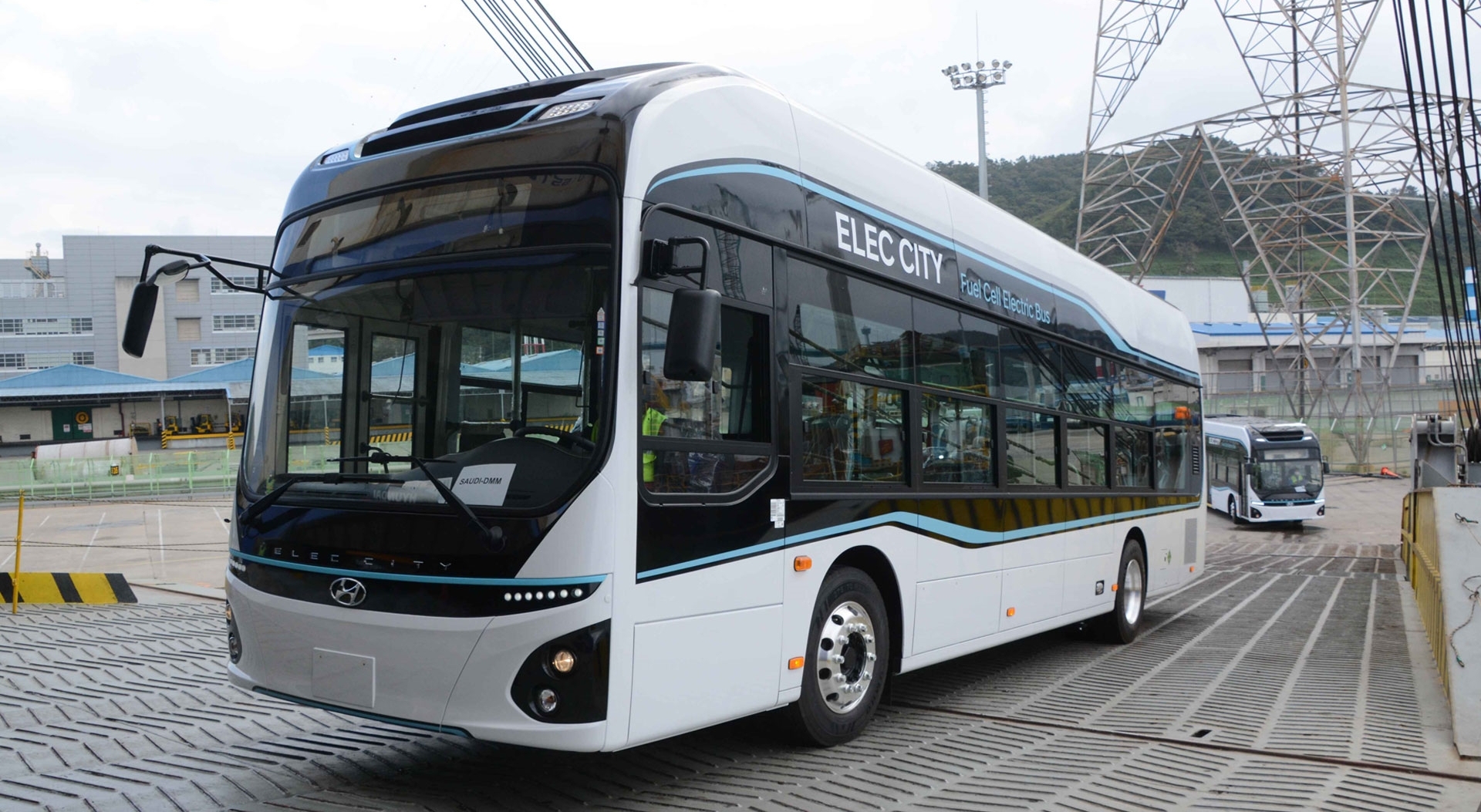 일렉시티 FCEV의 전측면부