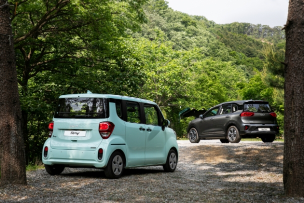 Rear view of single-seater Niro Plus and Ray standing side by side in the forest at the campsite