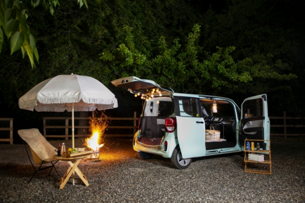 People enjoying camping at the campsite with all doors open on a single-seater Ray