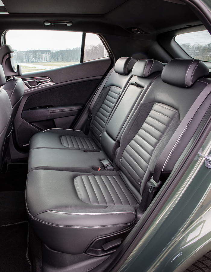 스포티지 PHEV의 뒷좌석 공간 모습