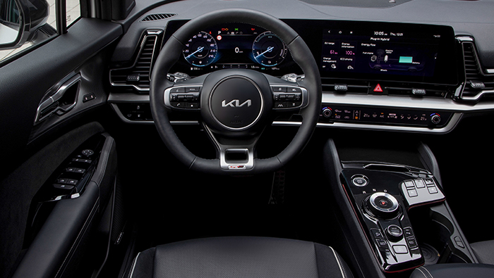 운전석 쪽에서 바라 본 스포티지 PHEV의 운전대와 계기판 모습