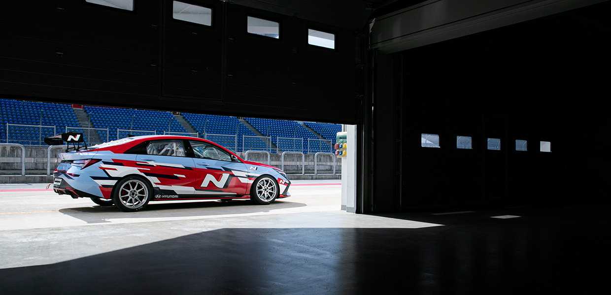 Avante N One Make race car standing on the pit
