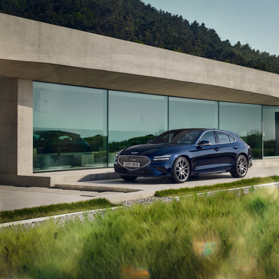 건물 앞에 주차 중인 G70 슈팅 브레이크 전측면부