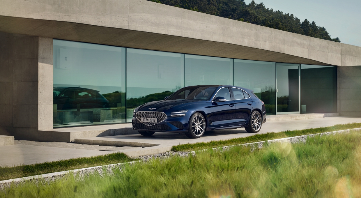 건물 앞에 주차 중인 G70 슈팅 브레이크 전측면부