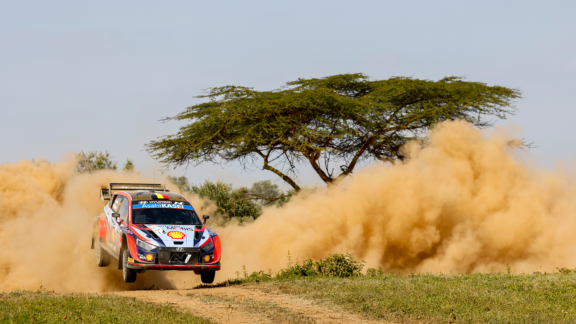 현대 i20 N WRC 랠리1이 사파리 랠리에서 달리는 모습