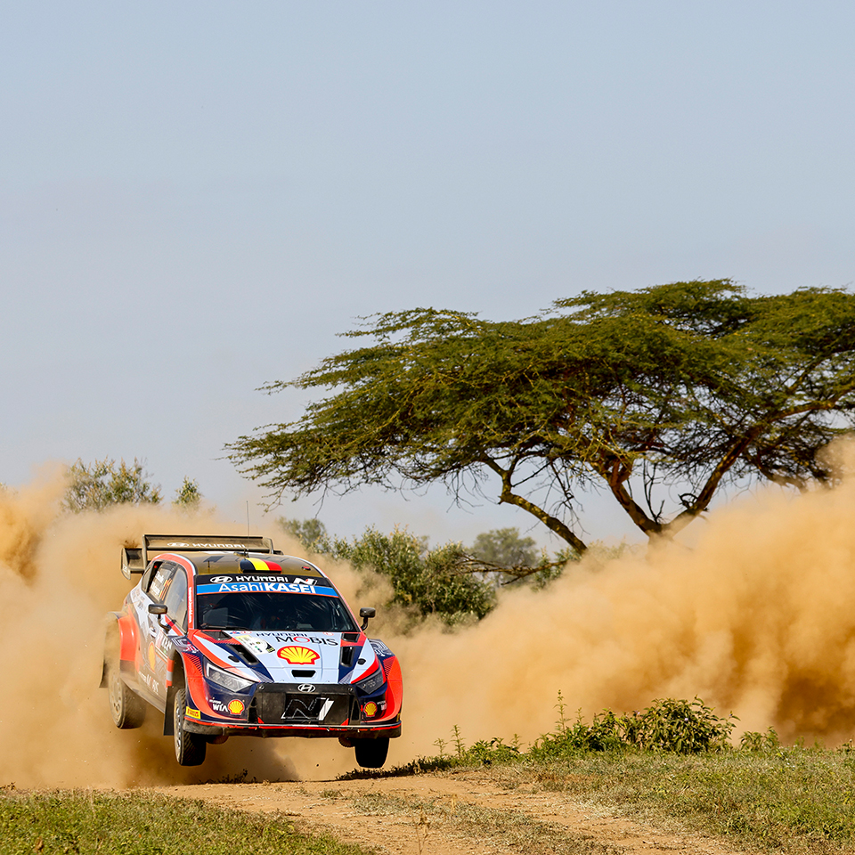현대 i20 N WRC 랠리1이 사파리 랠리에서 달리는 모습
