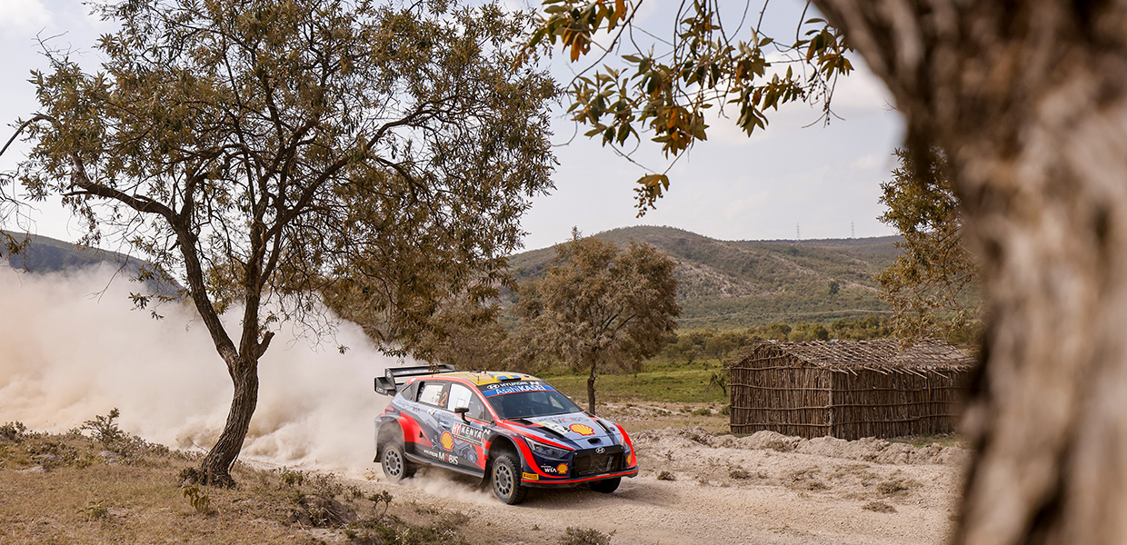 현대 i20 N WRC 랠리1이 사파리 랠리에서 달리는 모습