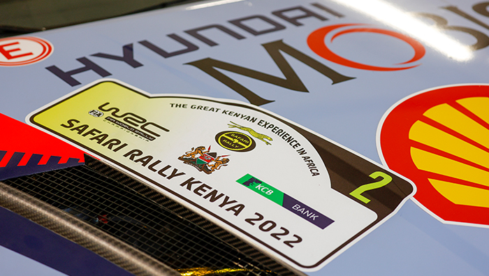 현대 i20 N WRC 랠리1의 보닛 위에 붙인 사파리 랠리 대회 스티커의 모습