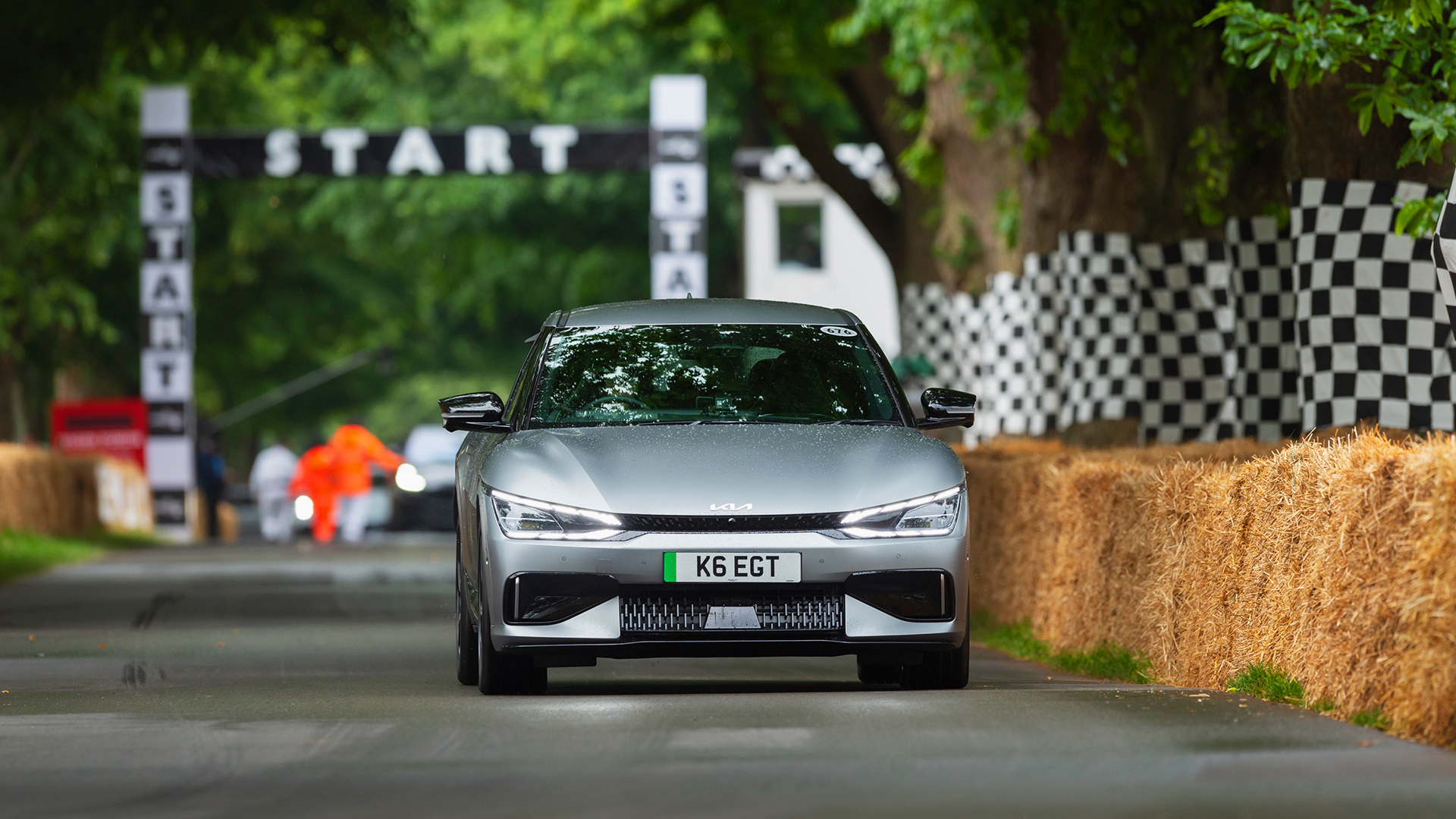 힐클라임 코스를 주행하는 EV6 GT의 모습