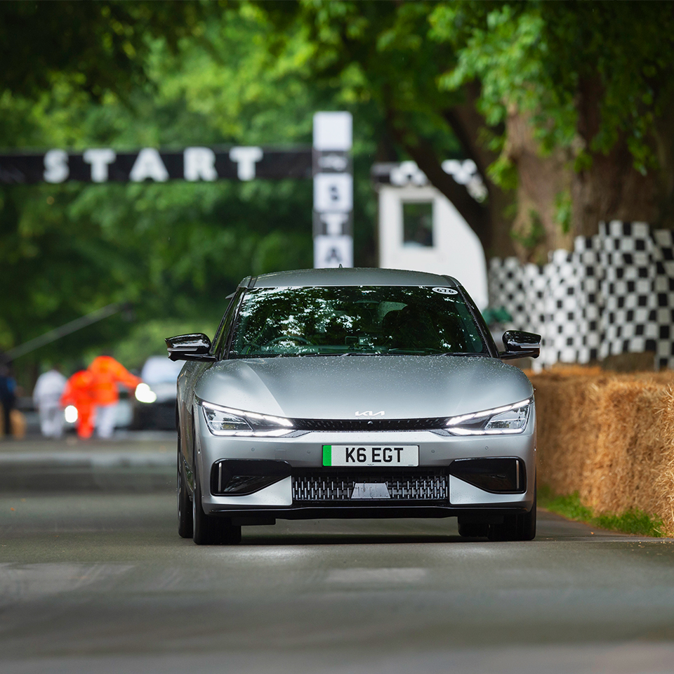 힐클라임 코스를 주행하는 EV6 GT의 모습