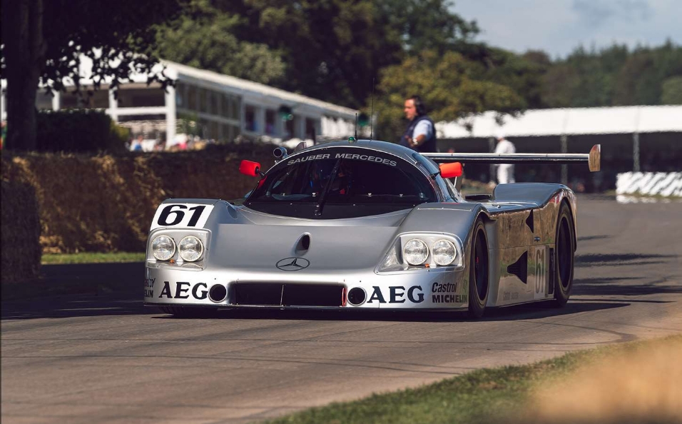 힐클라임 코스를 주행하는 역사적인 레이스카의 모습