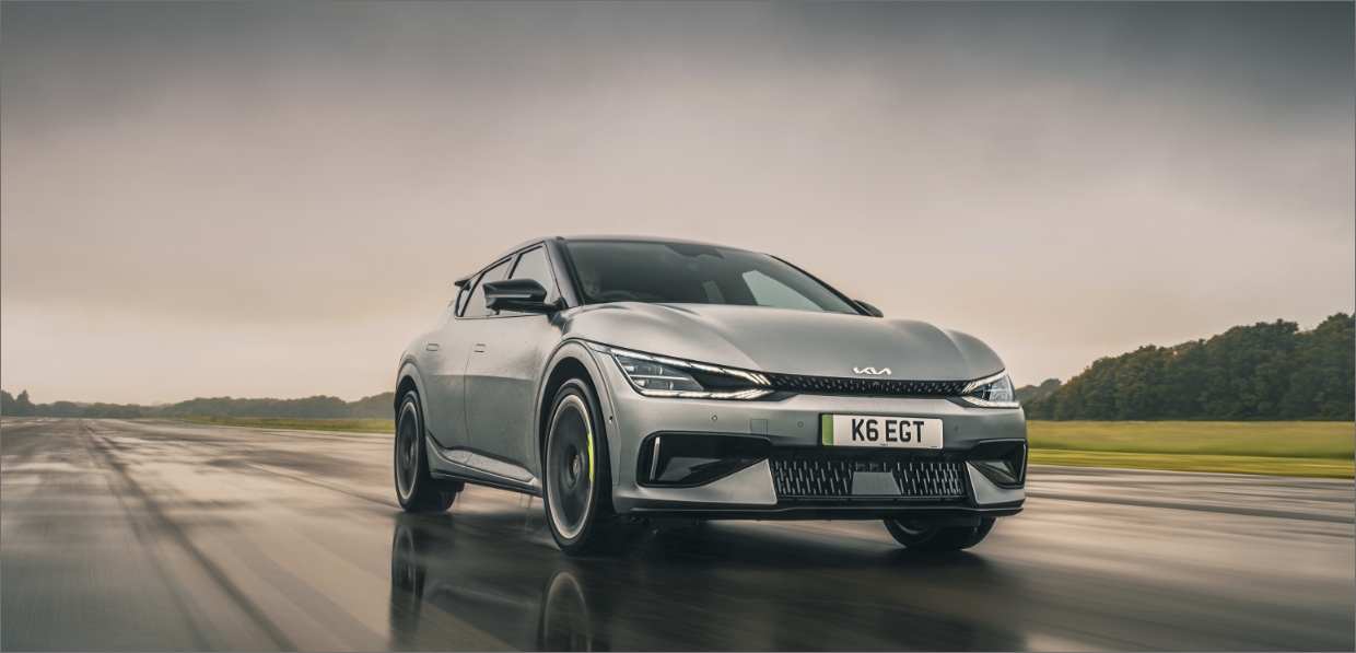 활주로를 주행하는 EV6 GT의 모습