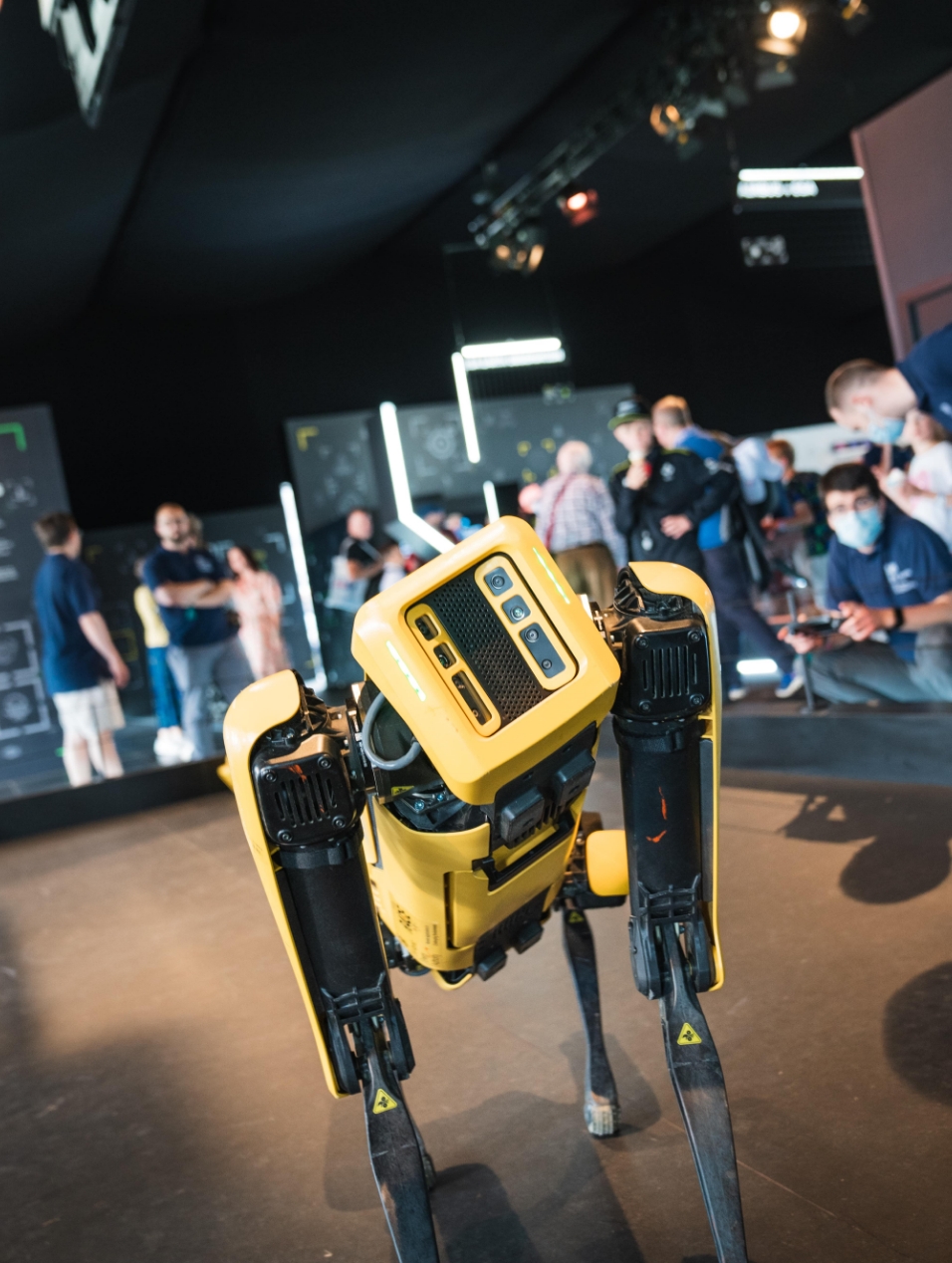 보스턴 다이내믹스의 사족보행 로봇이 관객 앞에 전시된 모습