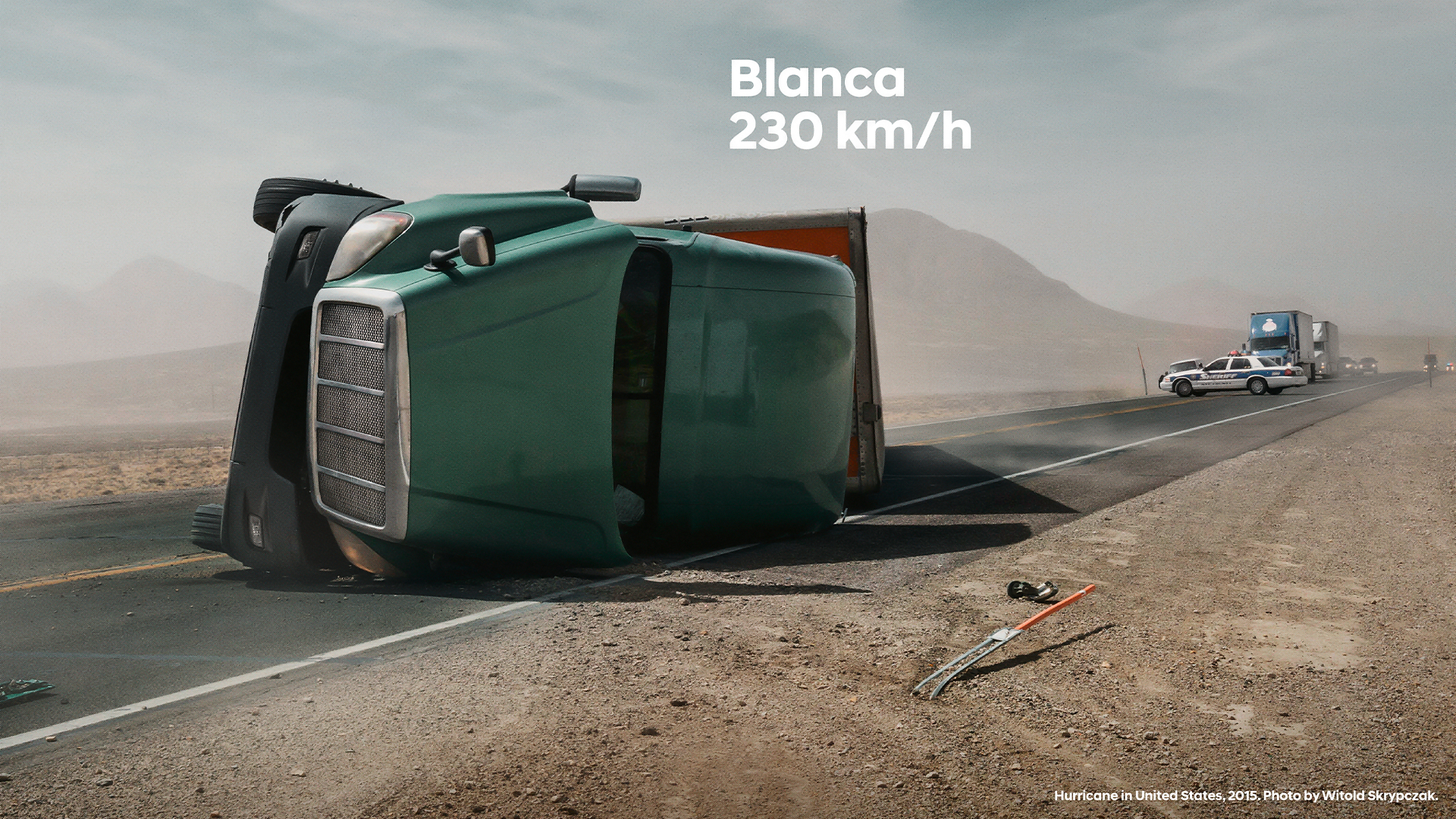 2015년 미국을 강타한 허리케인 블랑카로 인해 뒤집힌 대형 트럭의 모습