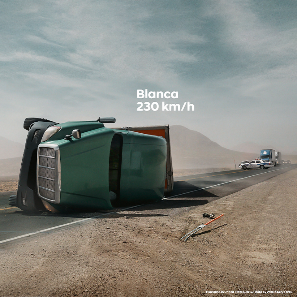 2015년 미국을 강타한 허리케인 블랑카로 인해 뒤집힌 대형 트럭의 모습