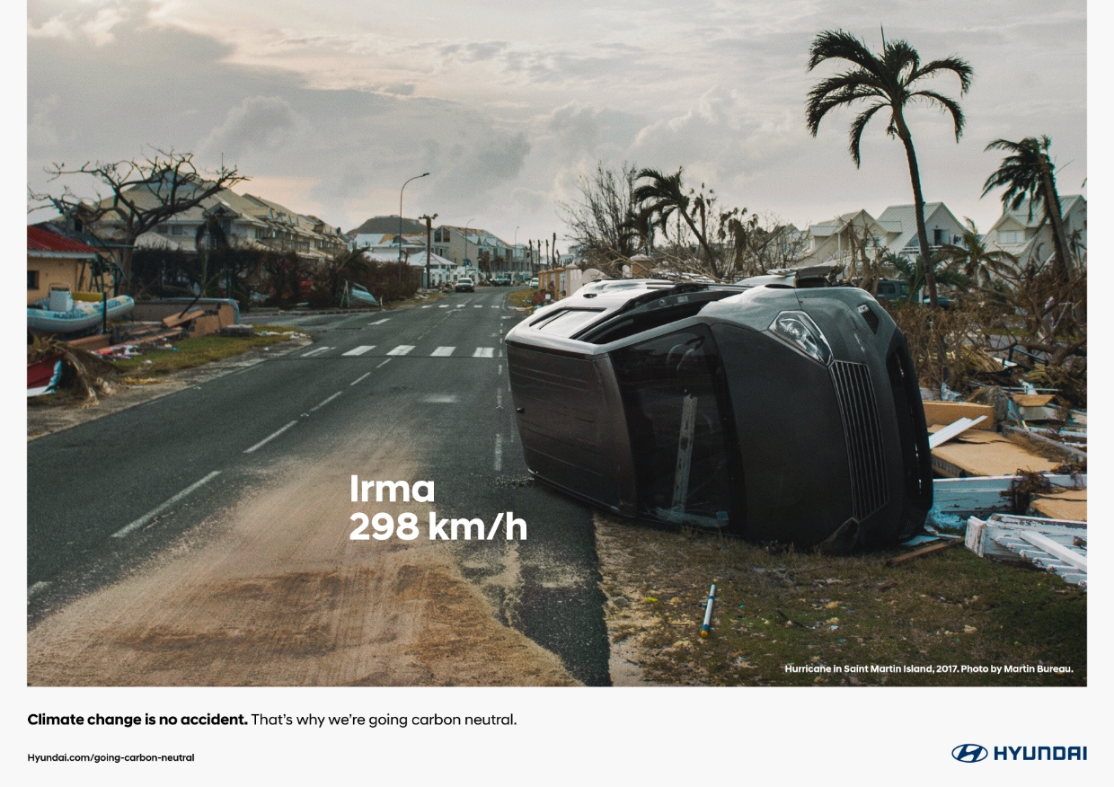 2017년 카리브해의 세인트마틴 섬을 강타한 허리케인 어마로 인해 뒤집힌 SUV의 모습