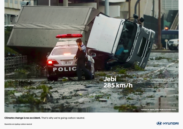 2015년 일본을 강타한 태풍 제비로 인해 뒤집힌 대형 트럭의 모습