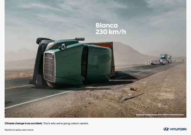 2015년 미국을 강타한 허리케인 블랑카로 인해 뒤집힌 대형 트럭의 모습