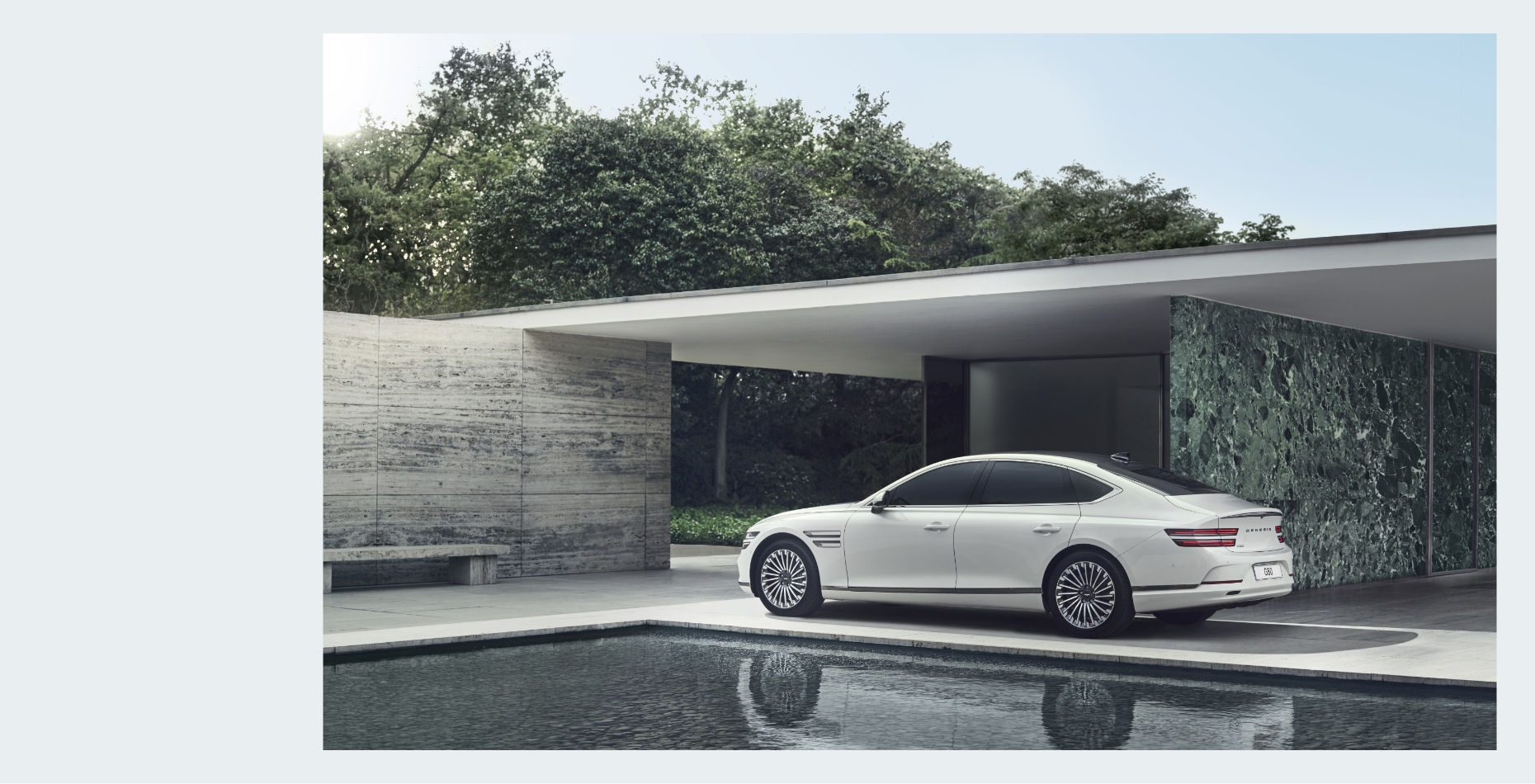 제네시스 Electrified G80가 건물 내부에 서 있다