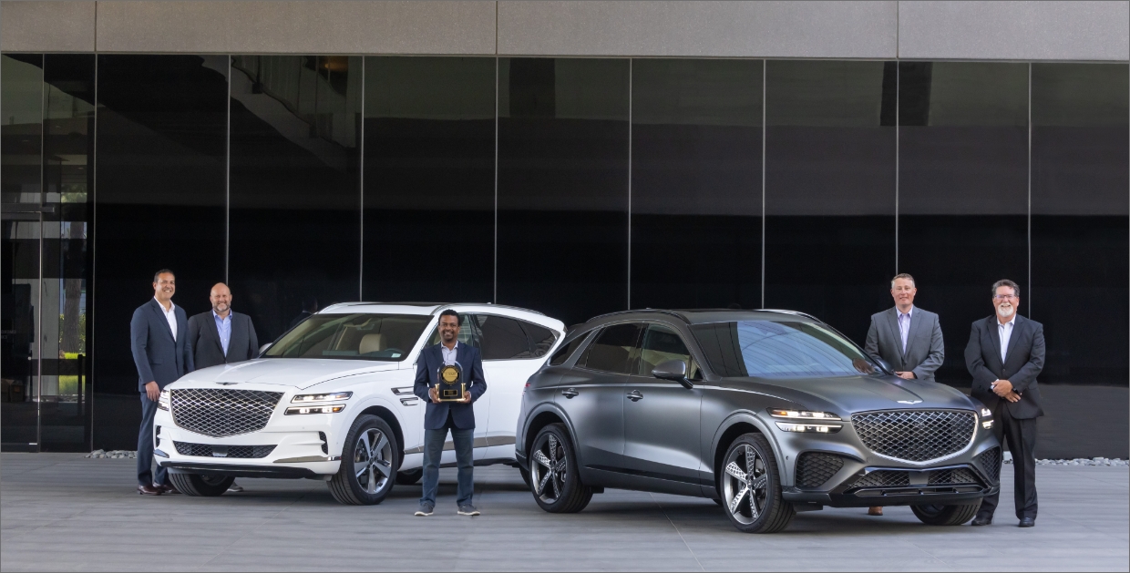 J.D. 파워 신차 품질 조사에서 럭셔리 브랜드 1위를 차지한 제네시스 브랜드의 수상 모습