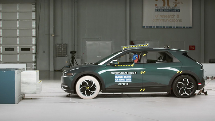 충돌 시험 중인 현대차 아이오닉 5