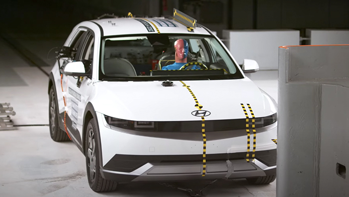 충돌 시험 중인 현대차 아이오닉 5