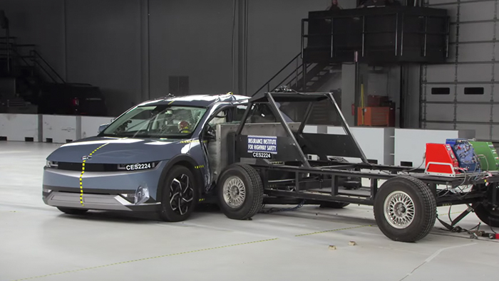 측면 충돌 시험 중인 아이오닉 5