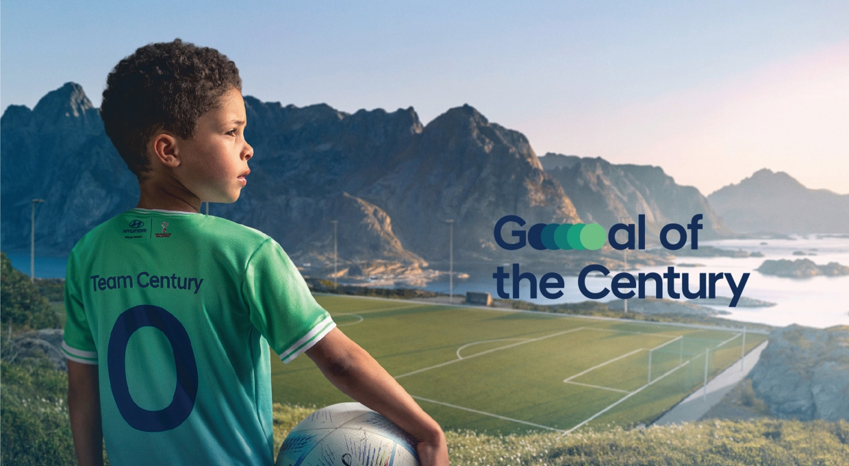 축구장을 배경으로 축구공을 들고 서 있는 아이의 모습, Goal of the Century