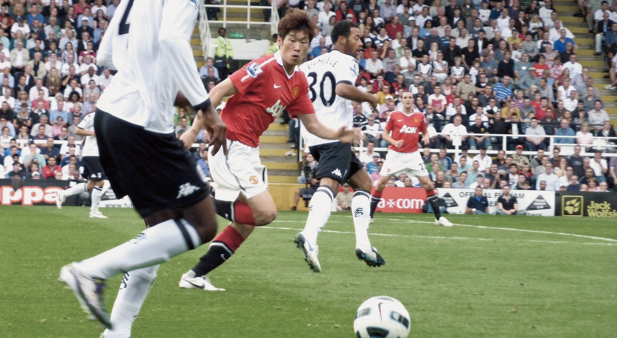 축구 경기를 하고 있는 박지성 선수의 모습