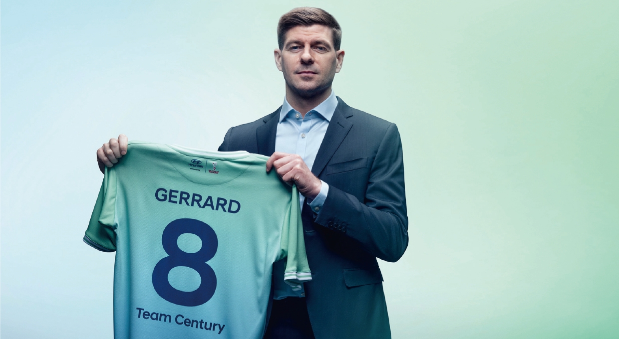 팀 센츄리 티셔츠를 들고 서 있는 스티븐 제라드 선수, GERRARD 8 Team Century