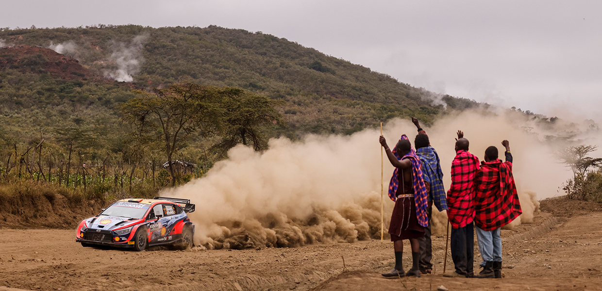 Kenyan people cheering for the Hyundai i20 N WRC Rally 1