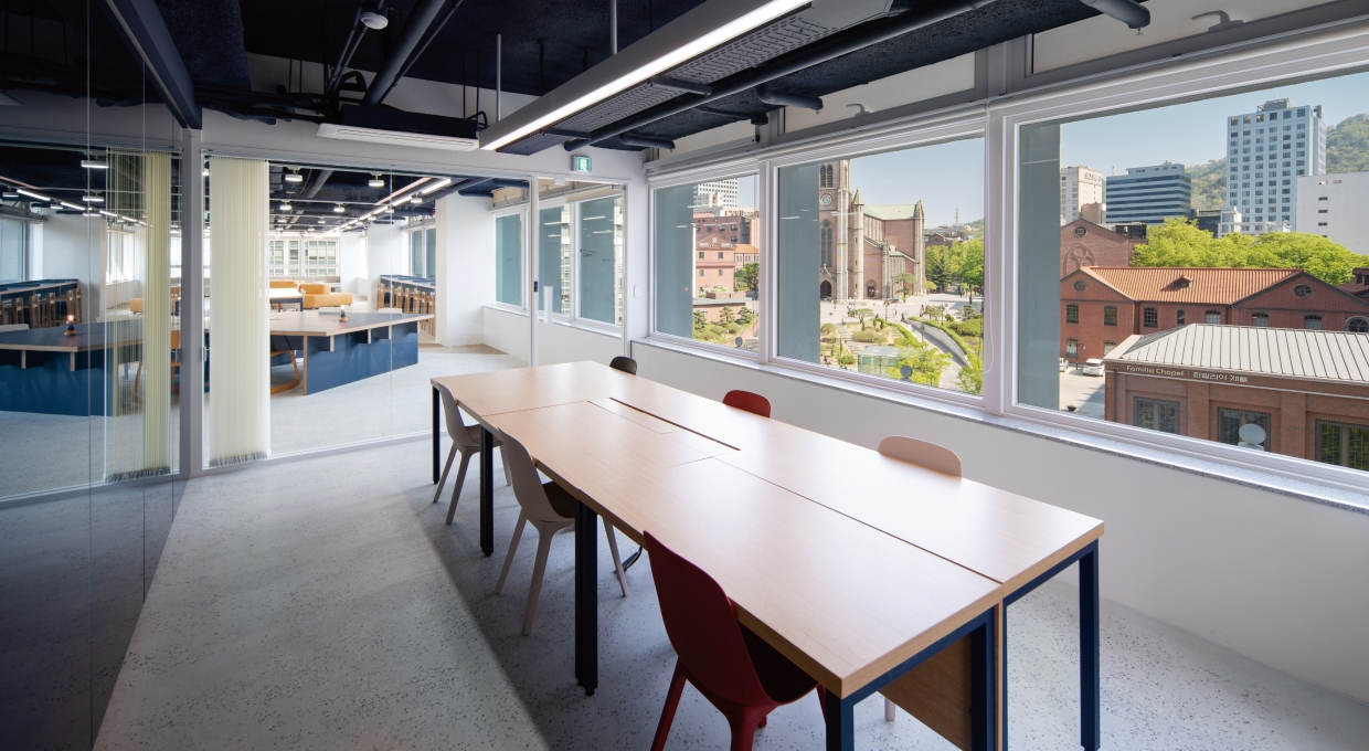 6인용 테이블이 놓여 있는 회의실 전경