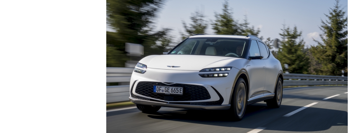 제네시스 GV60가 도로를 달리는 모습