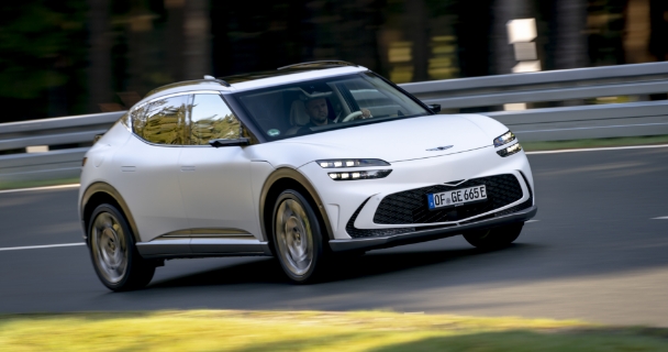 제네시스 GV60가 도로를 달리는 모습