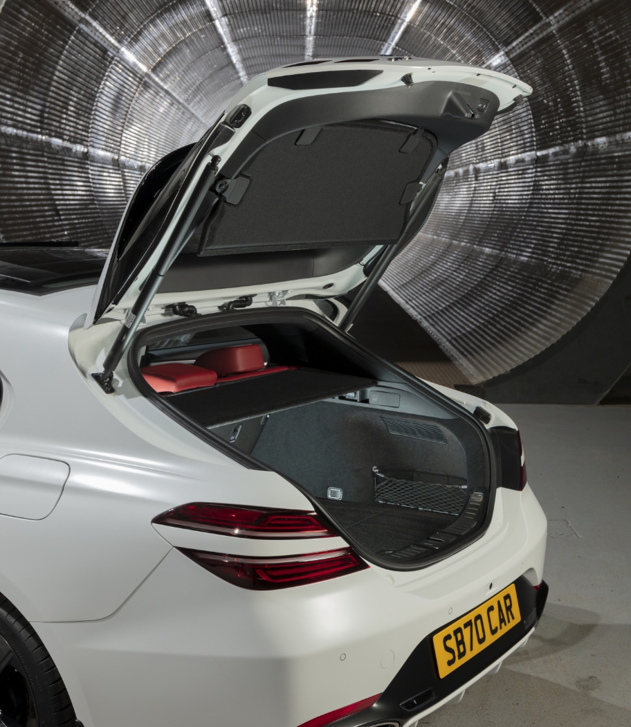 제네시스 G70 슈팅 브레이크의 트렁크 도어를 연 모습