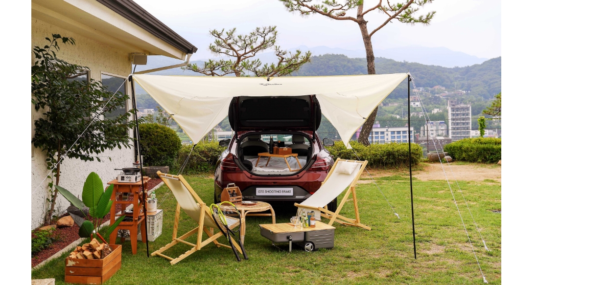 차박 및 차크닉 분위기의 풍경 안에 있는 제네시스 G70 슈팅 브레이크의 모습