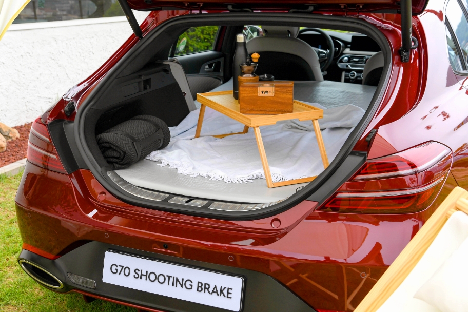제네시스 G70 슈팅 브레이크의 뒷좌석을 접고 차박 준비를 해놓은 모습
