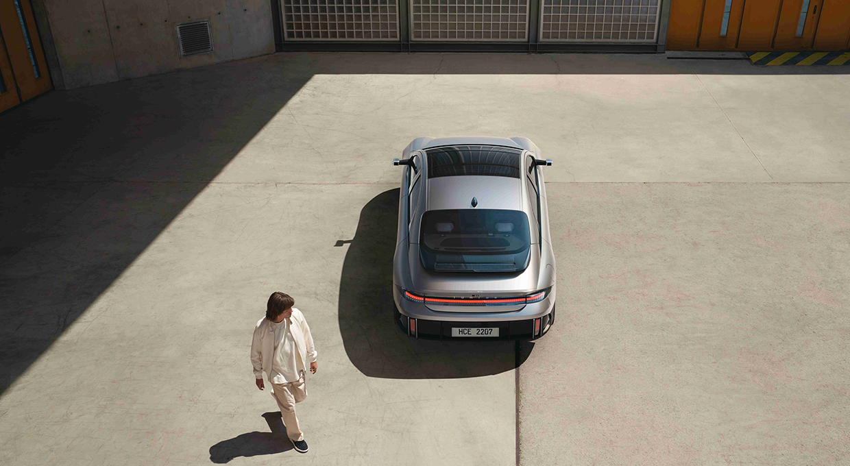 걸어가는 남자와 아이오닉 6 후면부