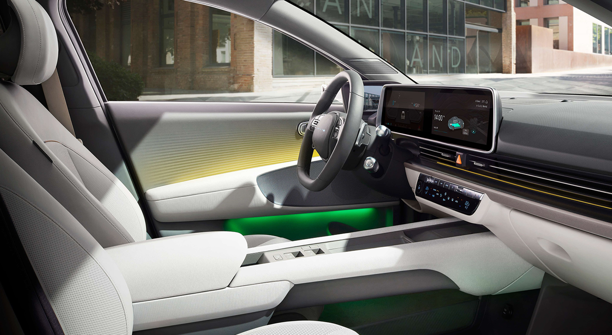 노란색, 초록색 무드램프가 빛나는 아이오닉 6 실내