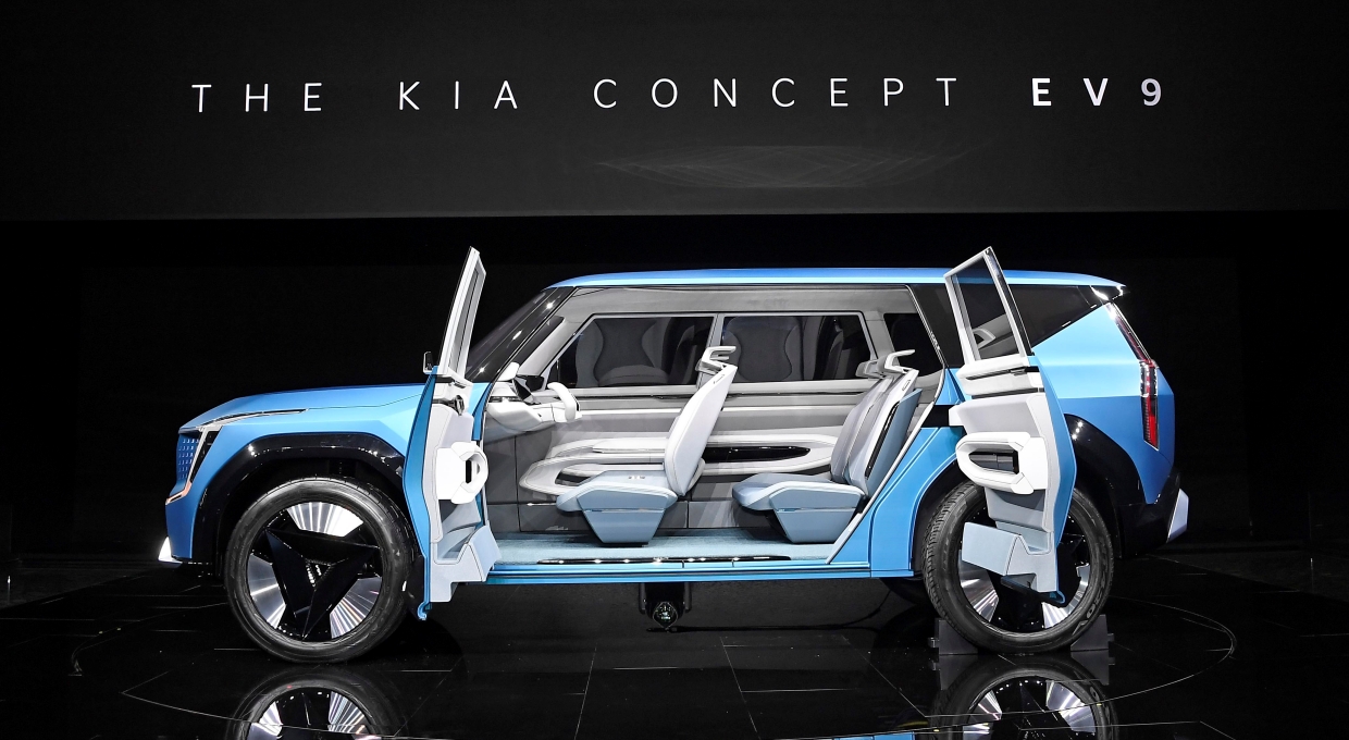 실내가 보이는 더 기아 콘셉트 EV9 측면부