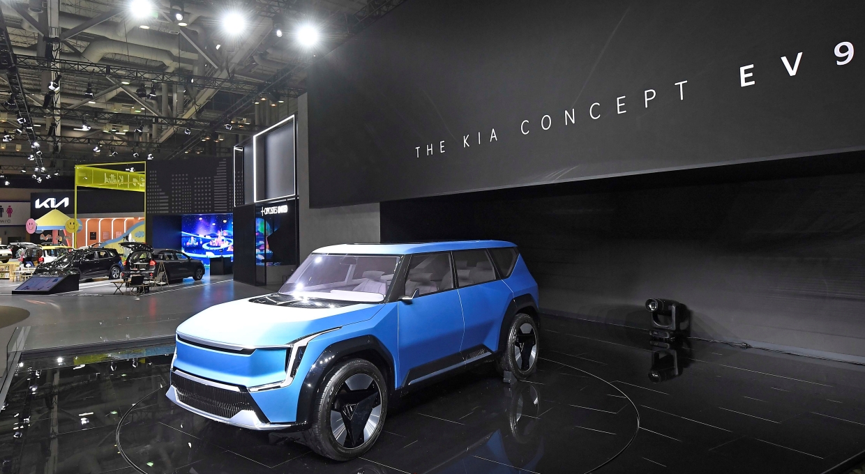 기아 전시관에 전시 중인 더 기아 콘셉트 EV9 전측면부