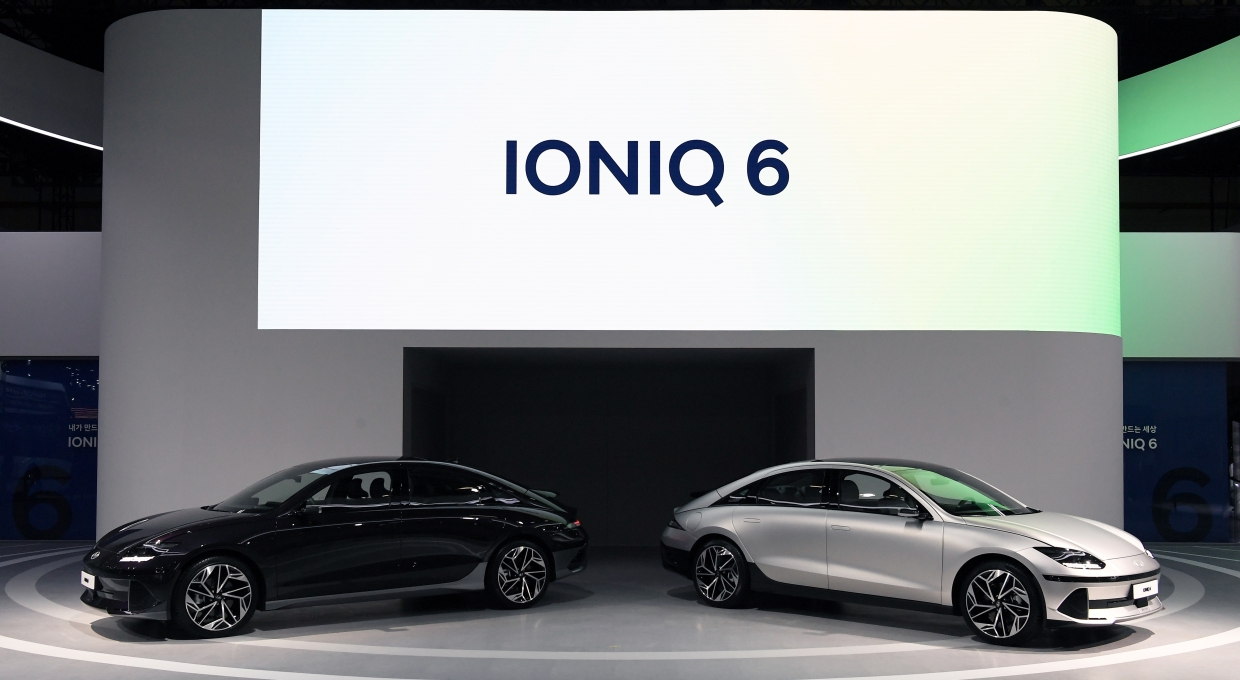 전시장에 서 있는 아이오닉 6 전측면부 2대, IONIQ 6