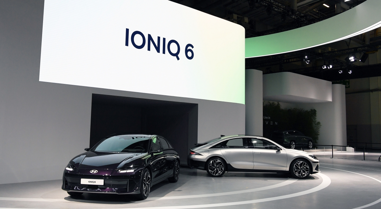 전시장에 서 있는 아이오닉 6 전측면부 2대, IONIQ 6