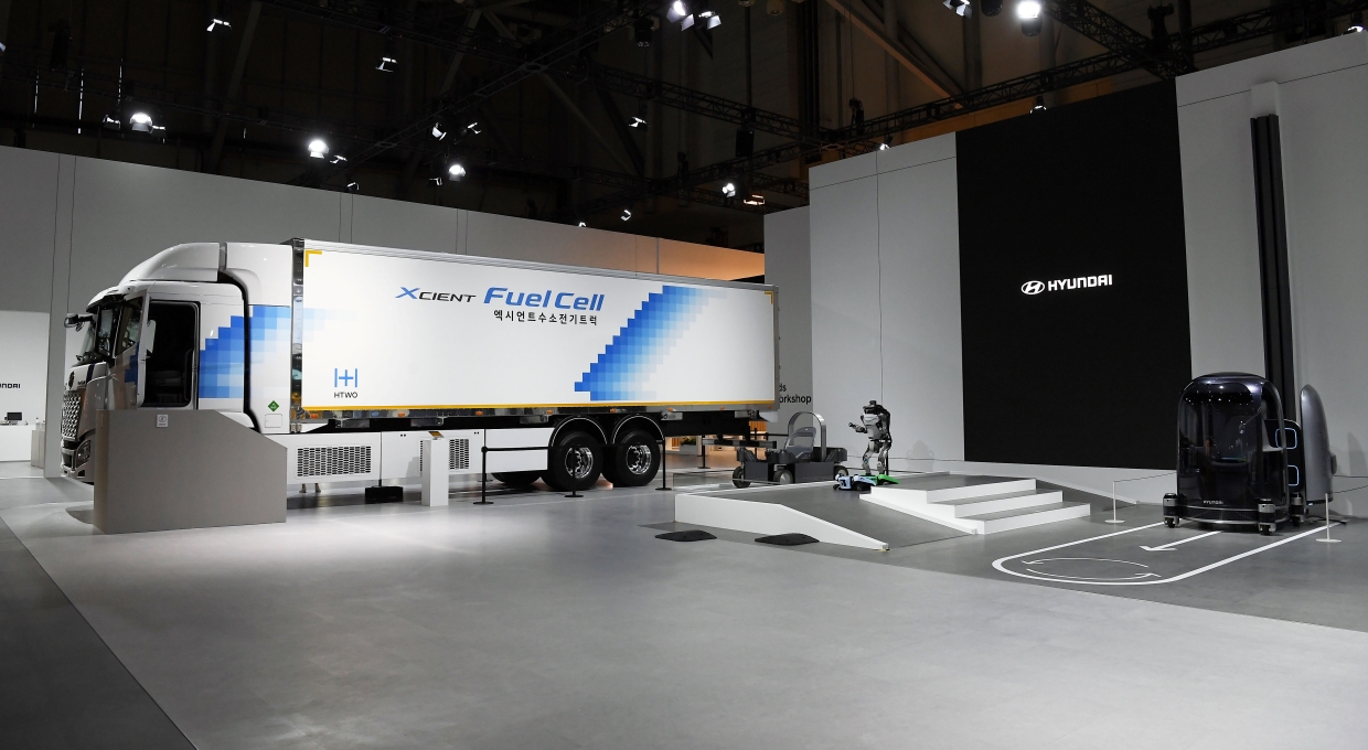 ‘Future Mobility Zone’에 전시 중인 엑시언트 수소전기트럭 전경