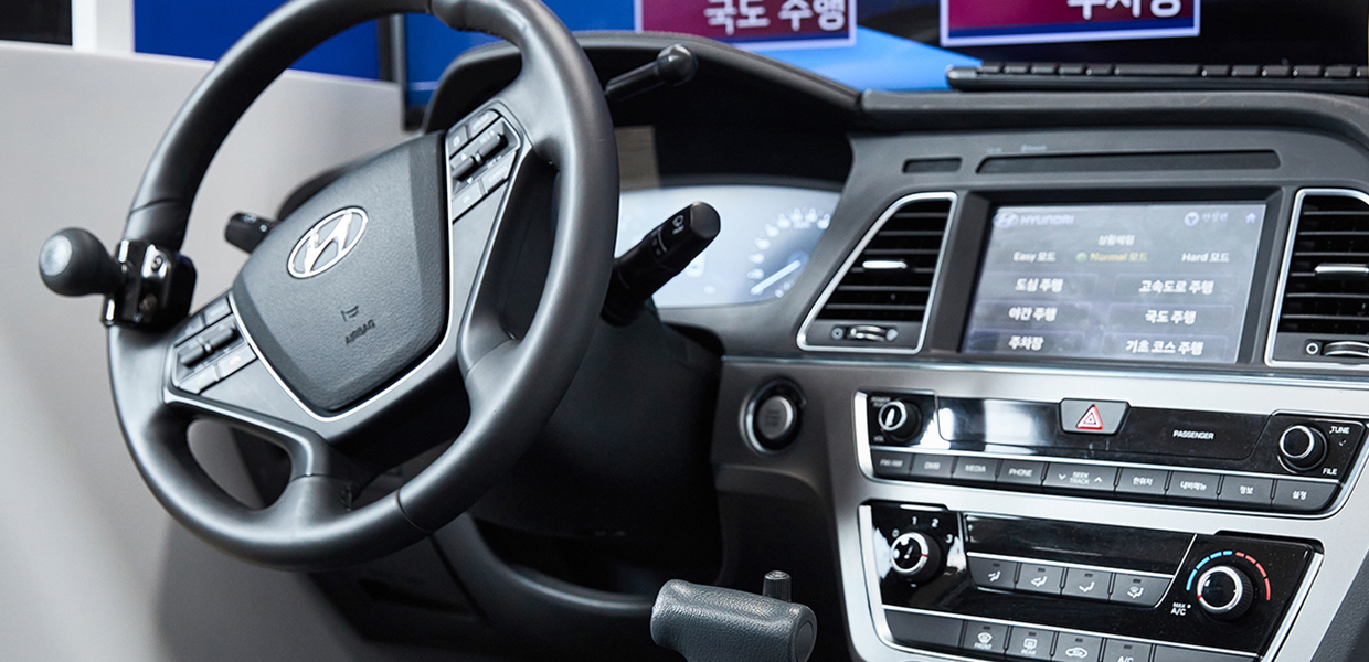 운전 재활 지원 프로그램의 시뮬레이터 내부 모습