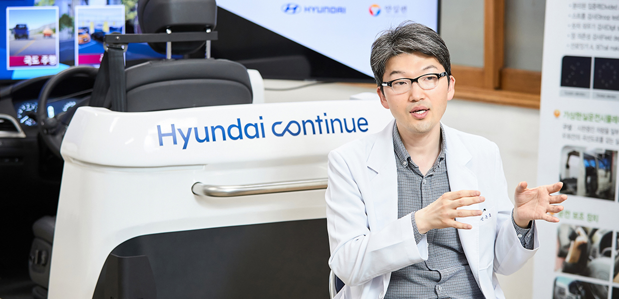 국립재활원 신경재활의학과 신준호 과장이 시뮬레이터 앞에 앉아 인터뷰를 하고 있다