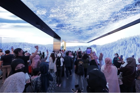 현대 모터스튜디오 스나얀 파크를 관람하고 있는 사람들의 모습