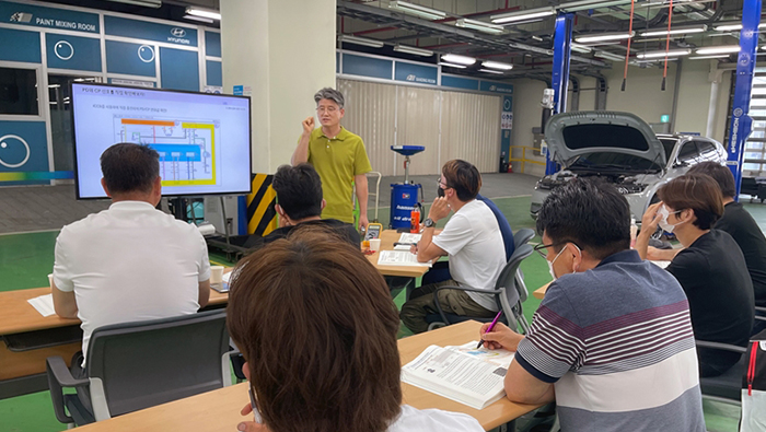 Mechanics completing the Hyundai Electric Vehicle Master Certification Program