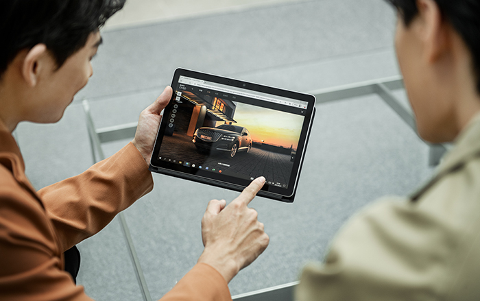 1대1 응대를 받고 있는 제네시스 예비 고객의 모습