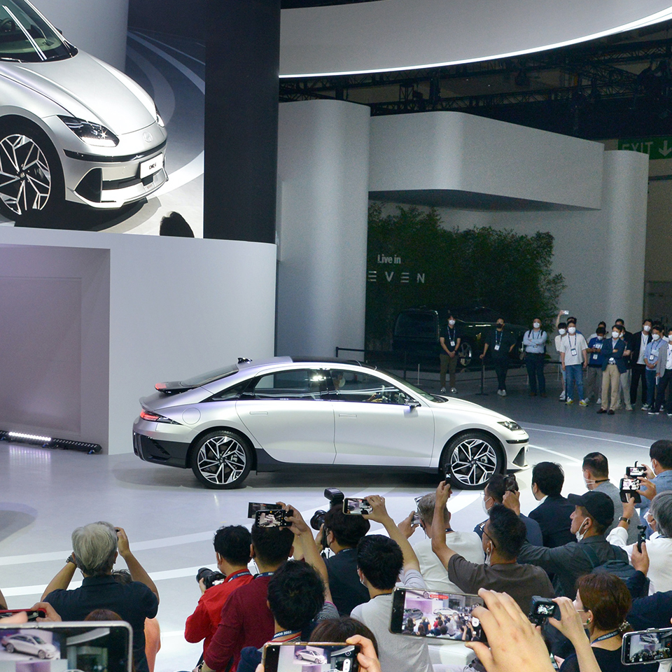 부산모터쇼에서 현대자동차 아이오닉 6가 세계 최초로 공개되는 모습